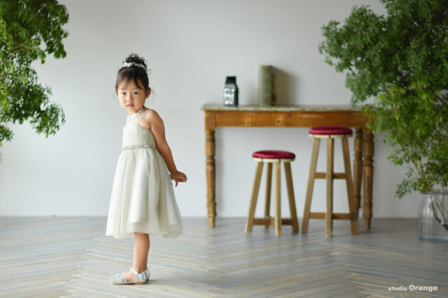奈良市の写真館・スタジオオレンジで撮影した七五三前撮り写真撮影　フォトスタジオでの撮影写真　グレーのドレス　3歳女の子