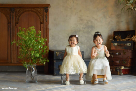 奈良市の写真館・スタジオオレンジで撮影した七五三前撮り写真撮影　フォトスタジオでの撮影写真　グレーのドレス　姉妹撮影