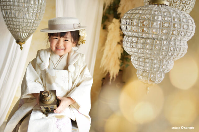 奈良市の写真館スタジオオレンジでの七五三撮影　3歳女の子　グレージュの着物