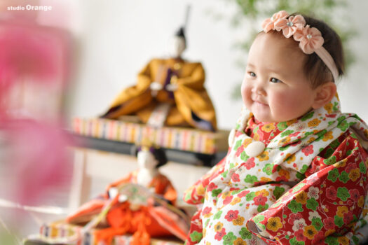 奈良市の写真スタジオで撮影し桃の節句記念写真　お雛様とお内裏様　赤い着物の赤ちゃんフォト