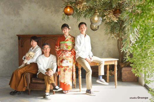 奈良市の写真館スタジオオレンジで撮影した成人式前撮りフォト　家族写真　トイプードルもいるファミリーフォト