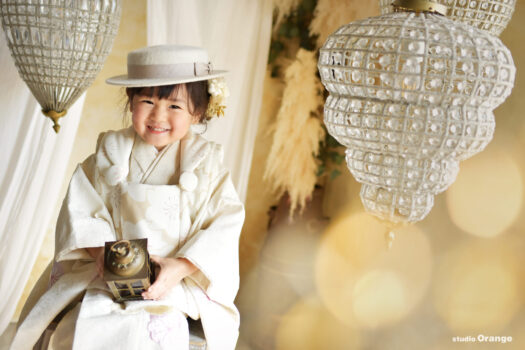 奈良市の写真スタジオで撮影した七五三記念写真　白い着物　3歳女の子と帽子がかわいい写真