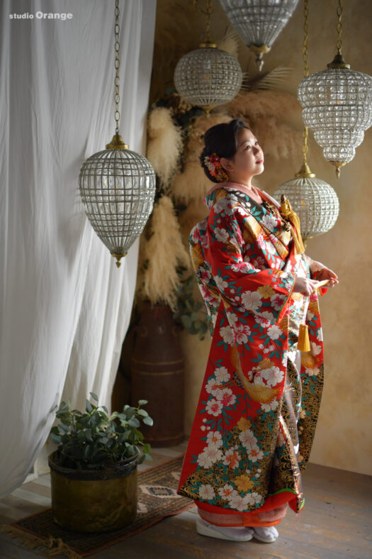 奈良市の写真スタジオで撮影したウェディングフォト　新郎新婦の記念写真　挙式の前撮り写真　赤い着物