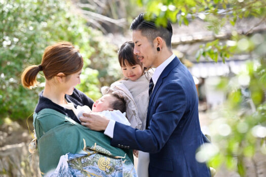 奈良市の写真館・スタジオオレンジが撮影したお宮参り家族写真　春日大社でのロケーション撮影　ロケーションフォト