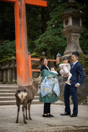 奈良市の写真館・スタジオオレンジが撮影したお宮参り家族写真　春日大社でのロケーション撮影　ロケーションフォト
