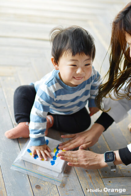 奈良市の写真館スタジオオレンジでフィンガーペイント体験　赤ちゃんでも安心して楽しめるイベント　ママと一緒に手でお絵かき