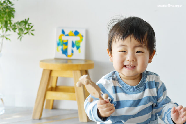 奈良市の写真館スタジオオレンジで体験したファーストアート　1歳男の子のフィンガーペイント体験　ママと一緒に遊べる
