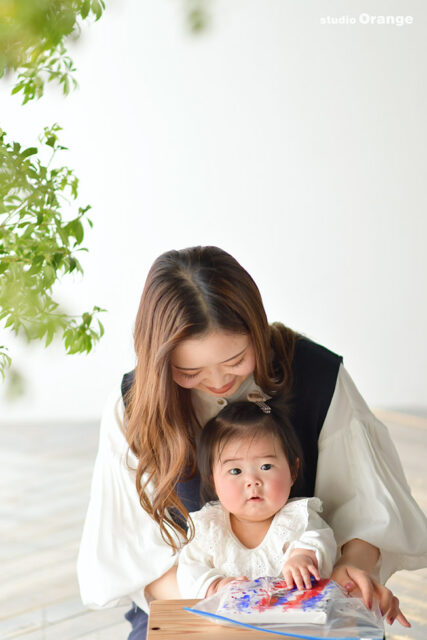 奈良市の写真館スタジオオレンジで体験したファーストアート　6ヶ月女の子のフィンガーペイント体験　ママと一緒に遊べる