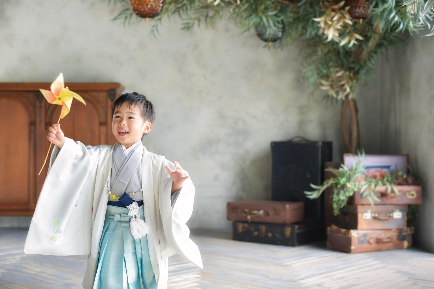 風車を持って走る5歳の男の子