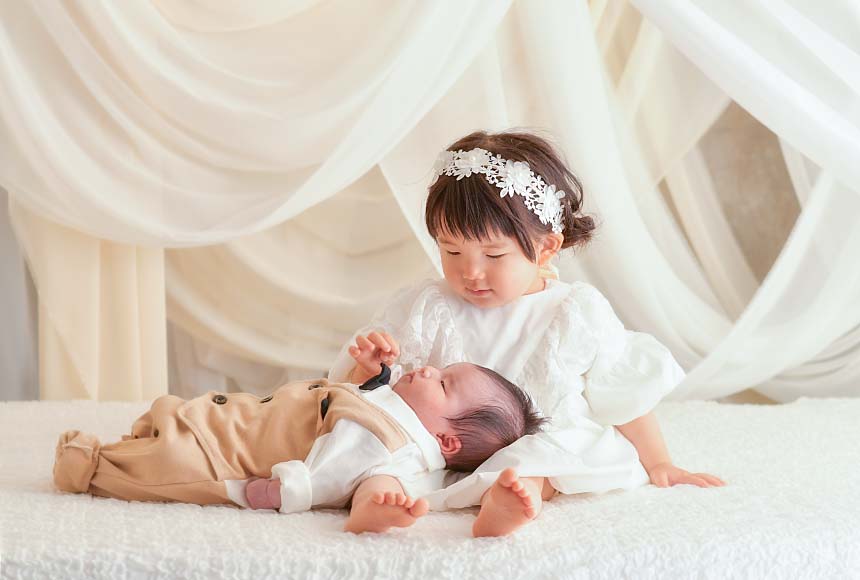 百日祝いの弟とお姉ちゃんのきょうだい写真
