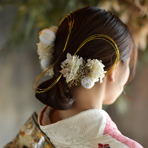 奈良市の写真館スタジオオレンジでヘアセットした成人式前撮り　シニヨンアレンジ　白い髪飾り　水引
