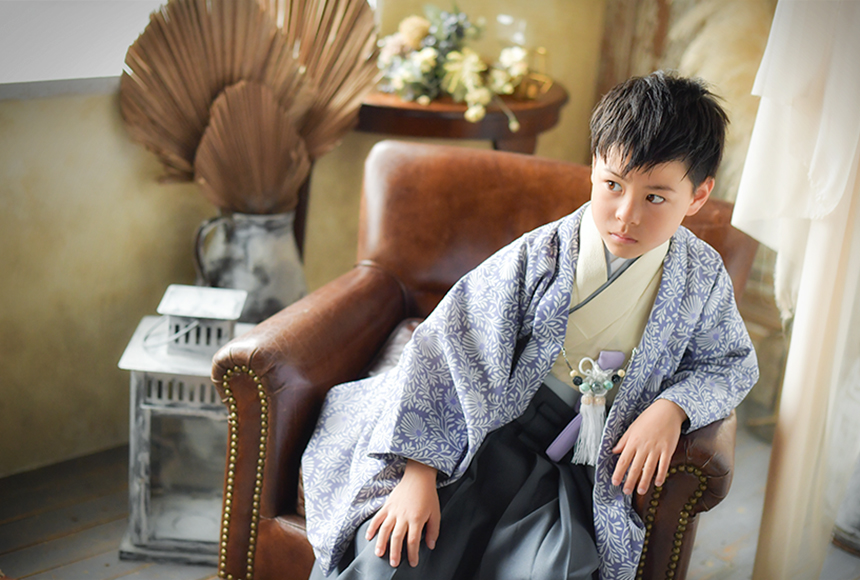 七五三で青色の着物を着た5歳の男の子