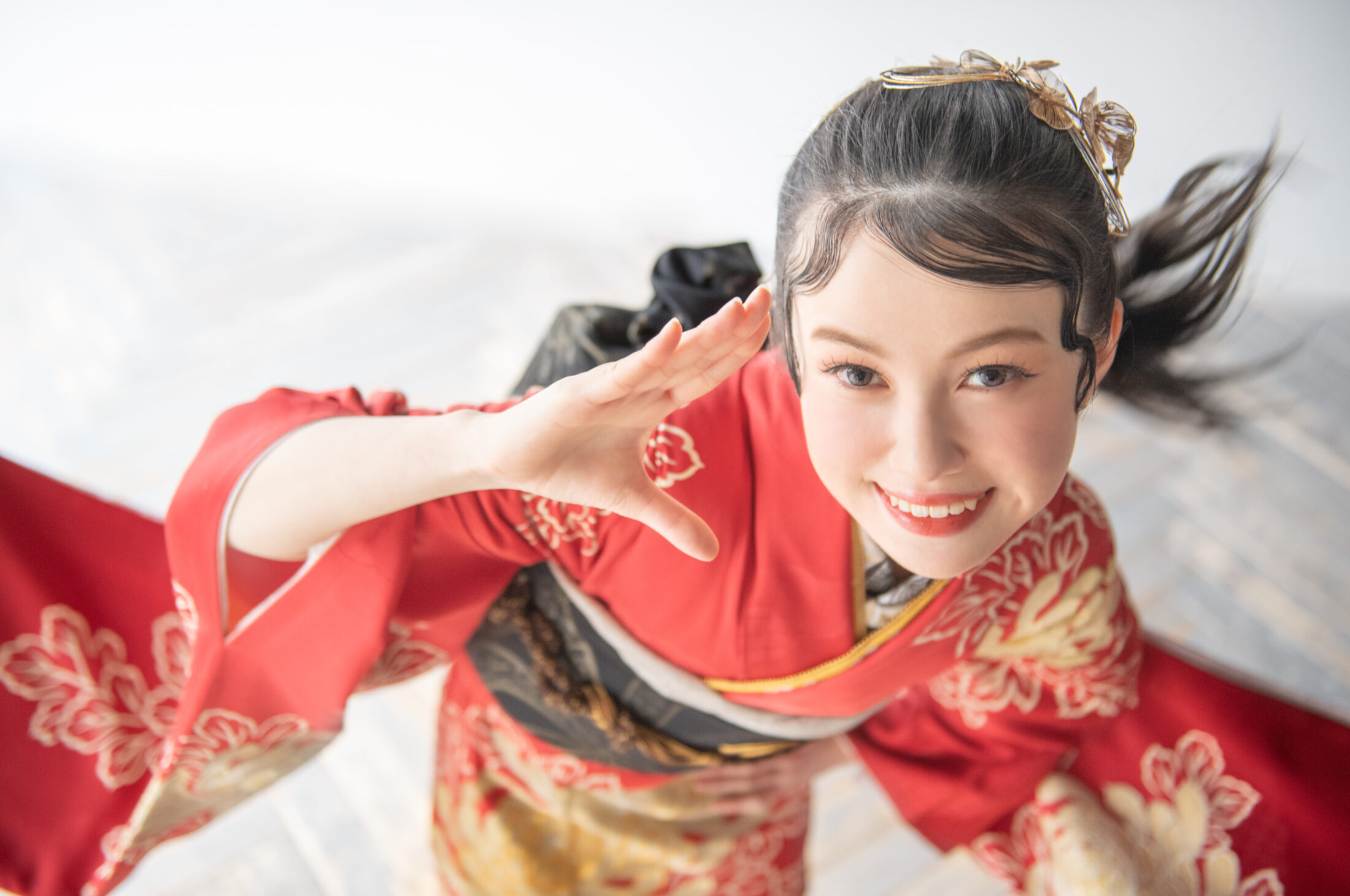 赤い振袖を着た女の子