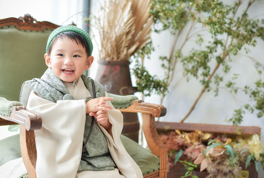 七五三でベージュの被布を着た3歳男の子