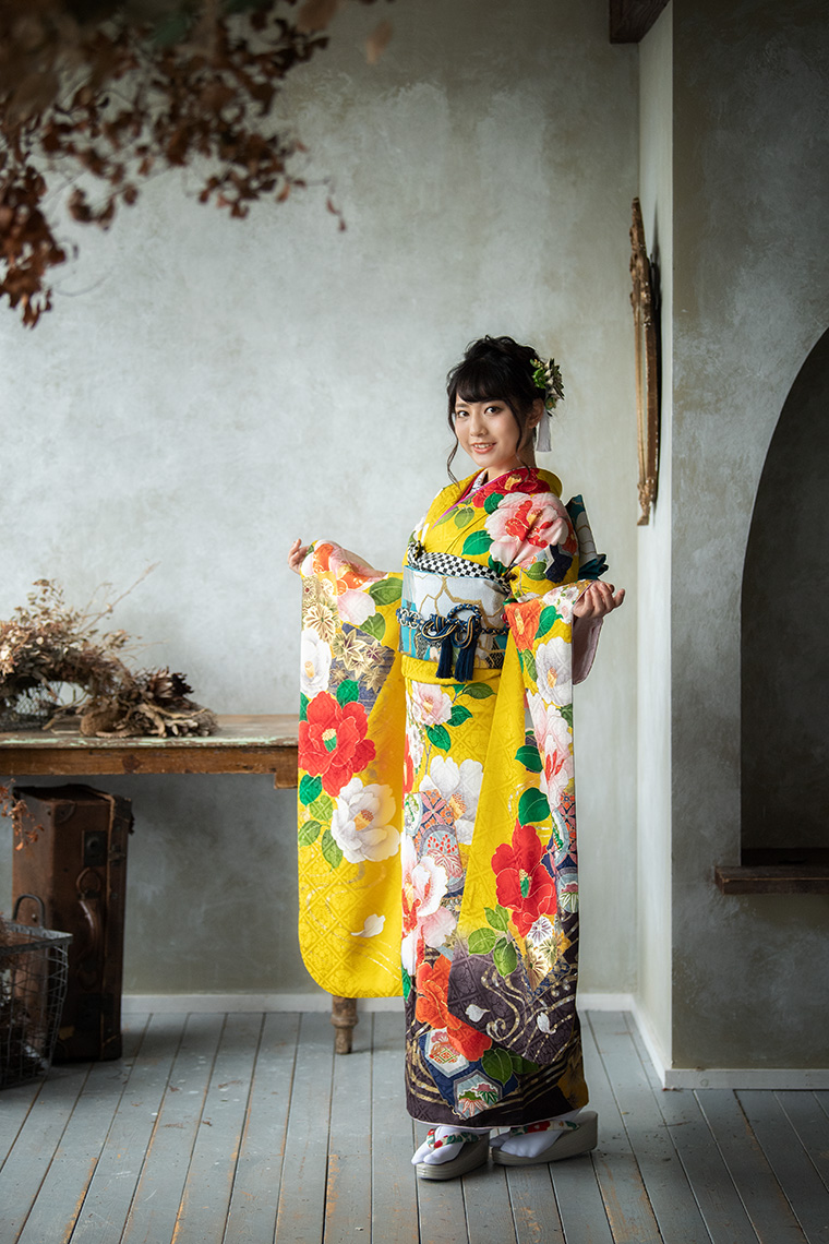 黄色の着物に大きなお花を散りばめた可愛い系振袖