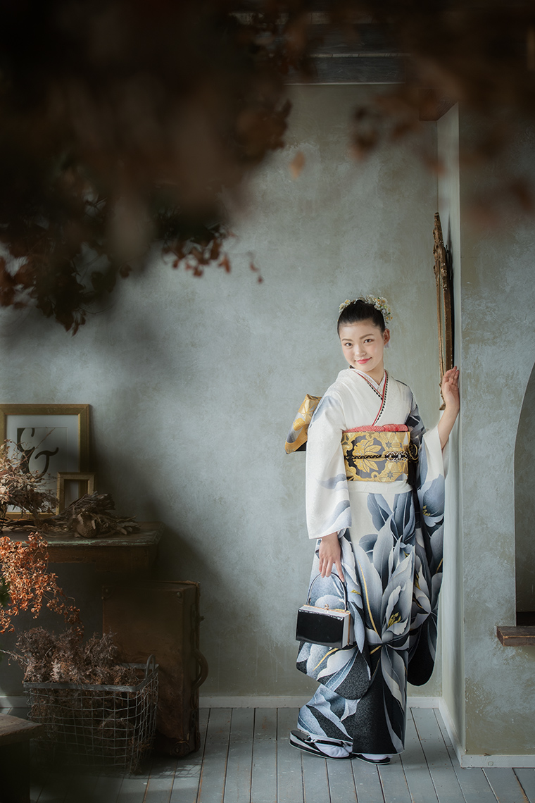 白地に大きな黒色の花柄が入ったモダンな振袖