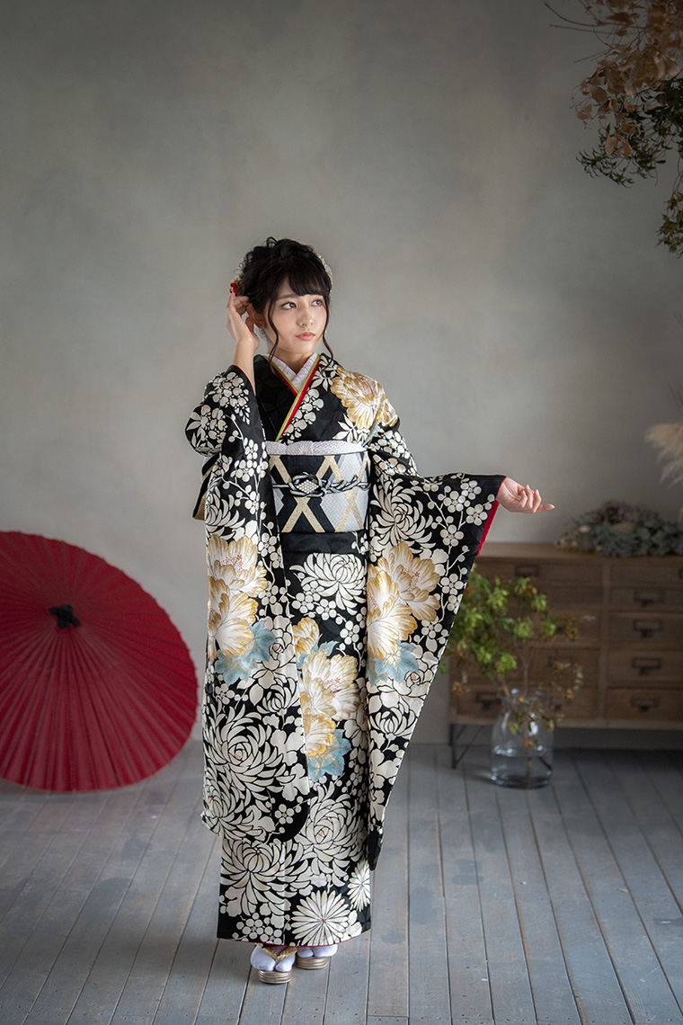 黒字に刺繍で花柄が入ったモダンな振袖