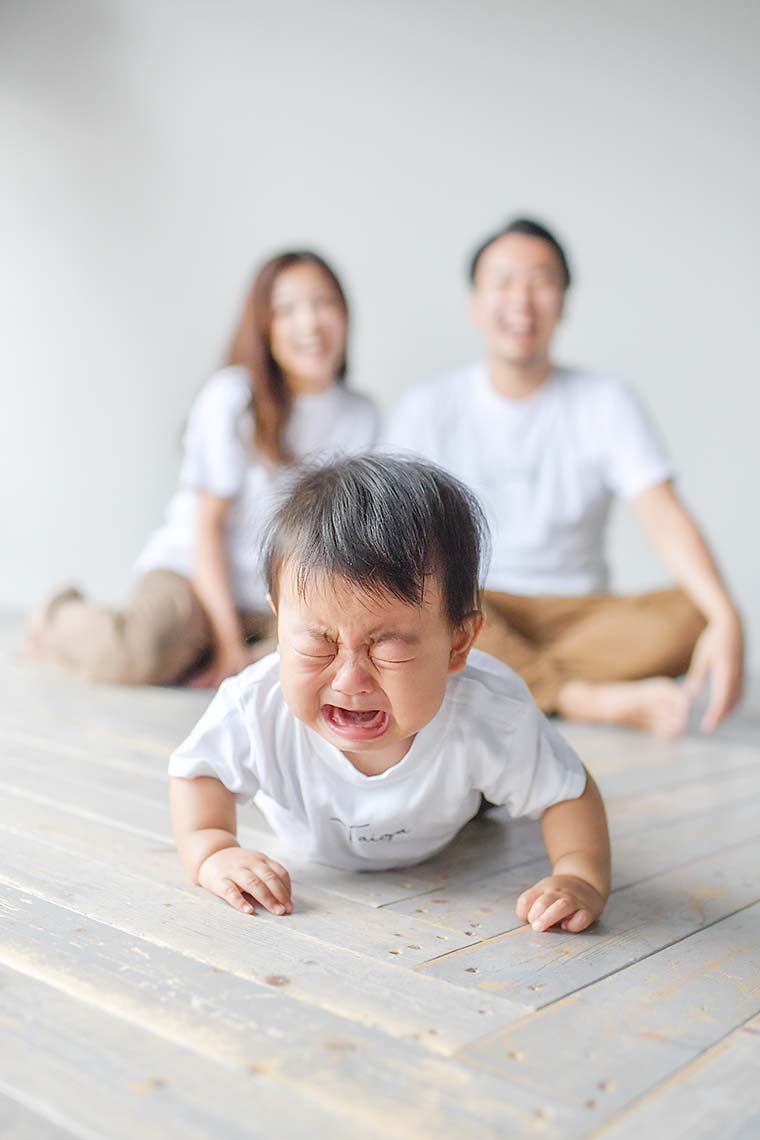 ハイハイの途中で泣いてしまった1歳の男の子