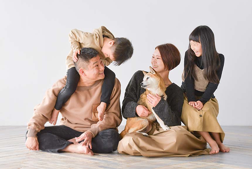 シミラーコーデで写真を撮る家族