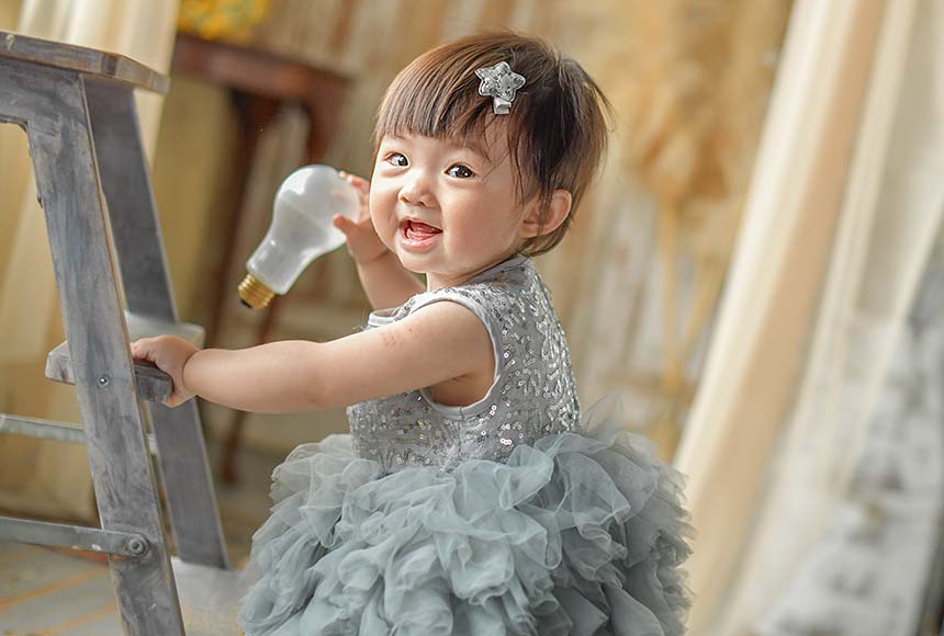 1歳のお誕生日にドレスを着た女の子