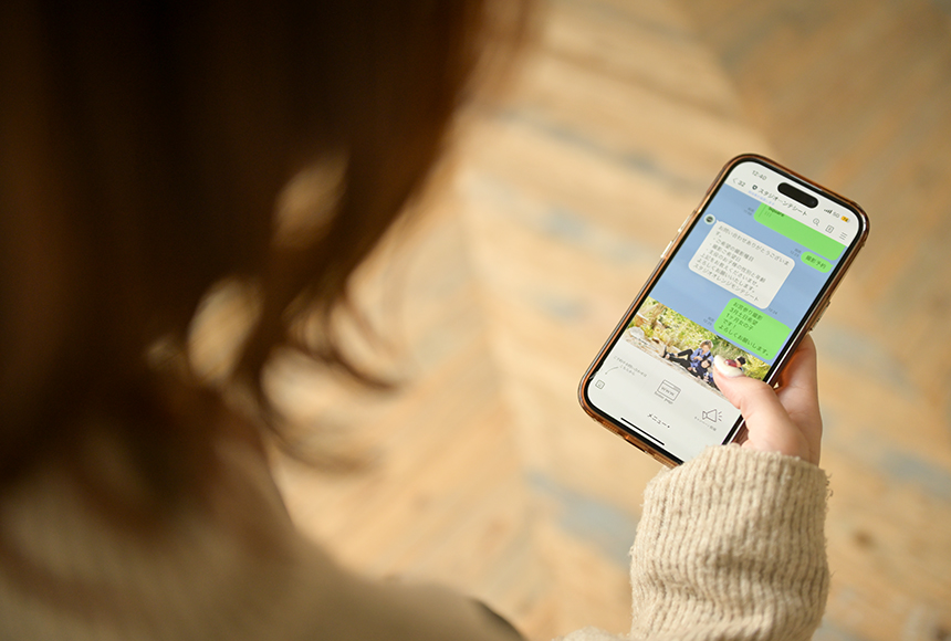 スマホでラインから予約する様子