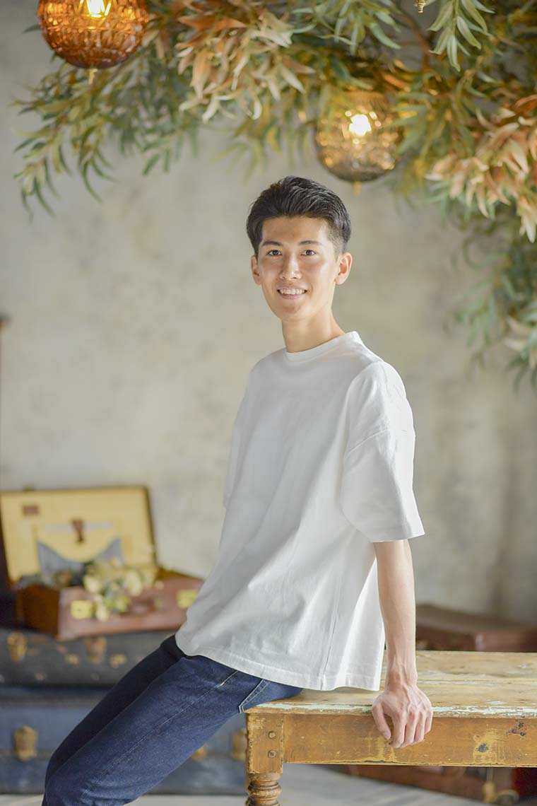 白シャツとデニムを着た男性