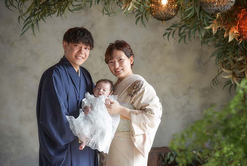 赤ちゃんと着物姿のパパとママでお宮参りの家族写真