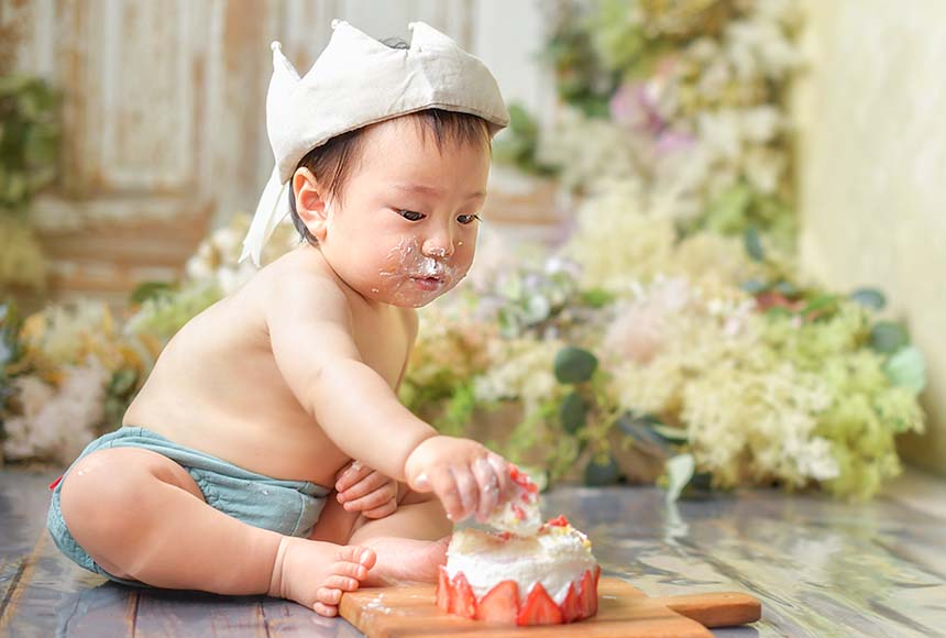 ママが作ったスマッシュケーキを食べる男の子