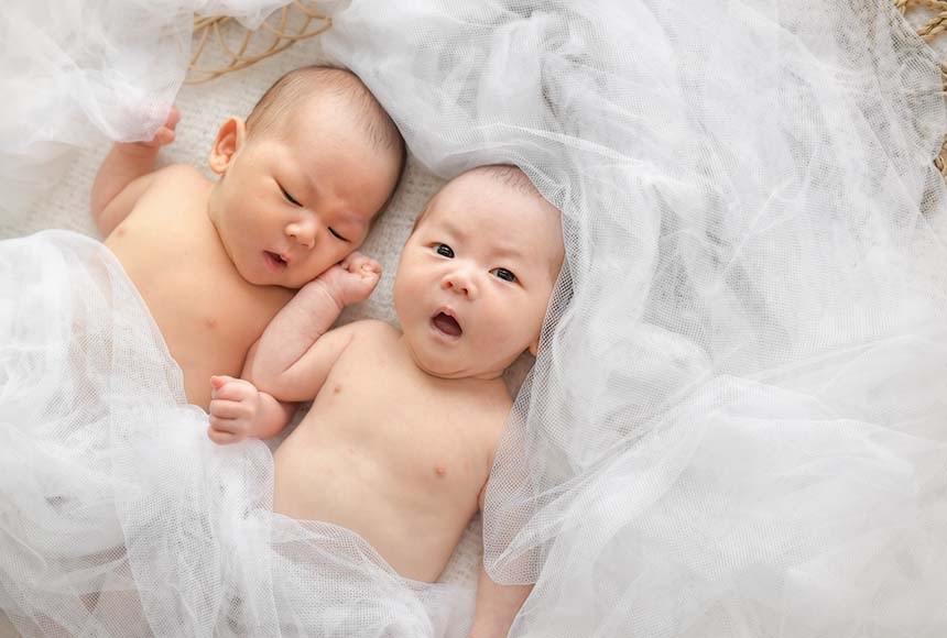 百日祝い撮影の双子の男の子
