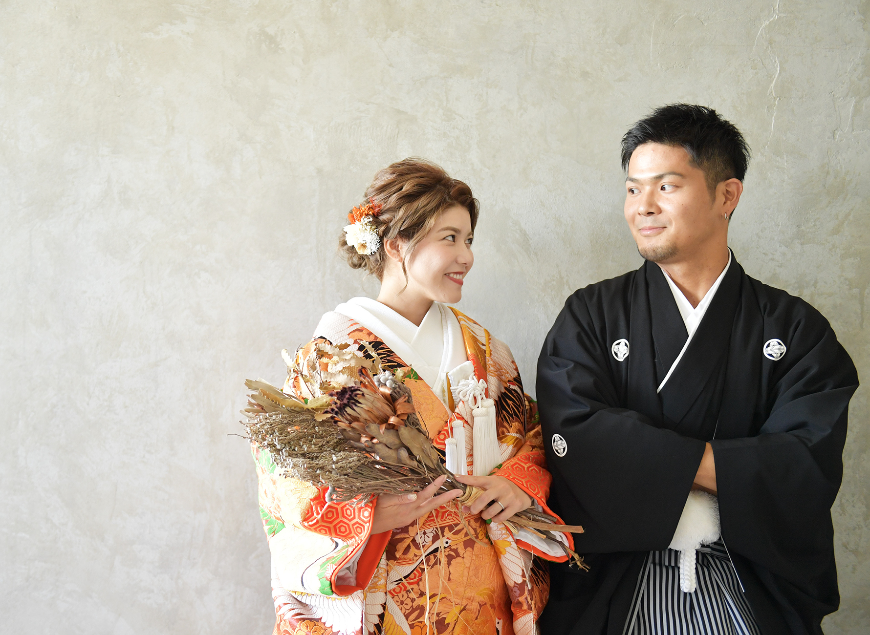 奈良市の写真館スタジオオレンジで撮影したウェディングフォト 新郎新婦 オレンジ色の打掛