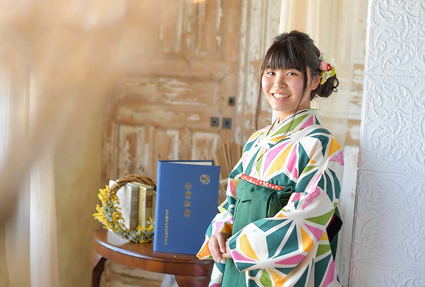 卒業袴を着た女の子