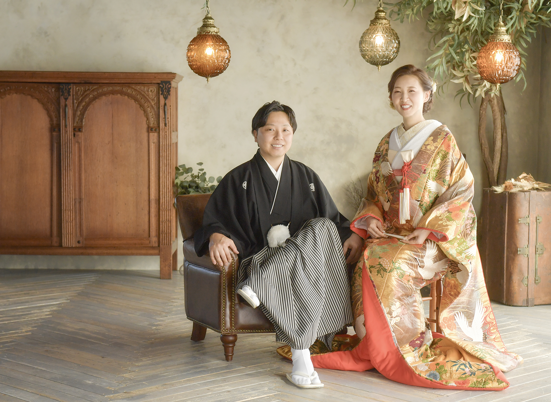 奈良市の写真館スタジオオレンジで撮影したウェディングフォト 新郎新婦 ゴールドの打掛