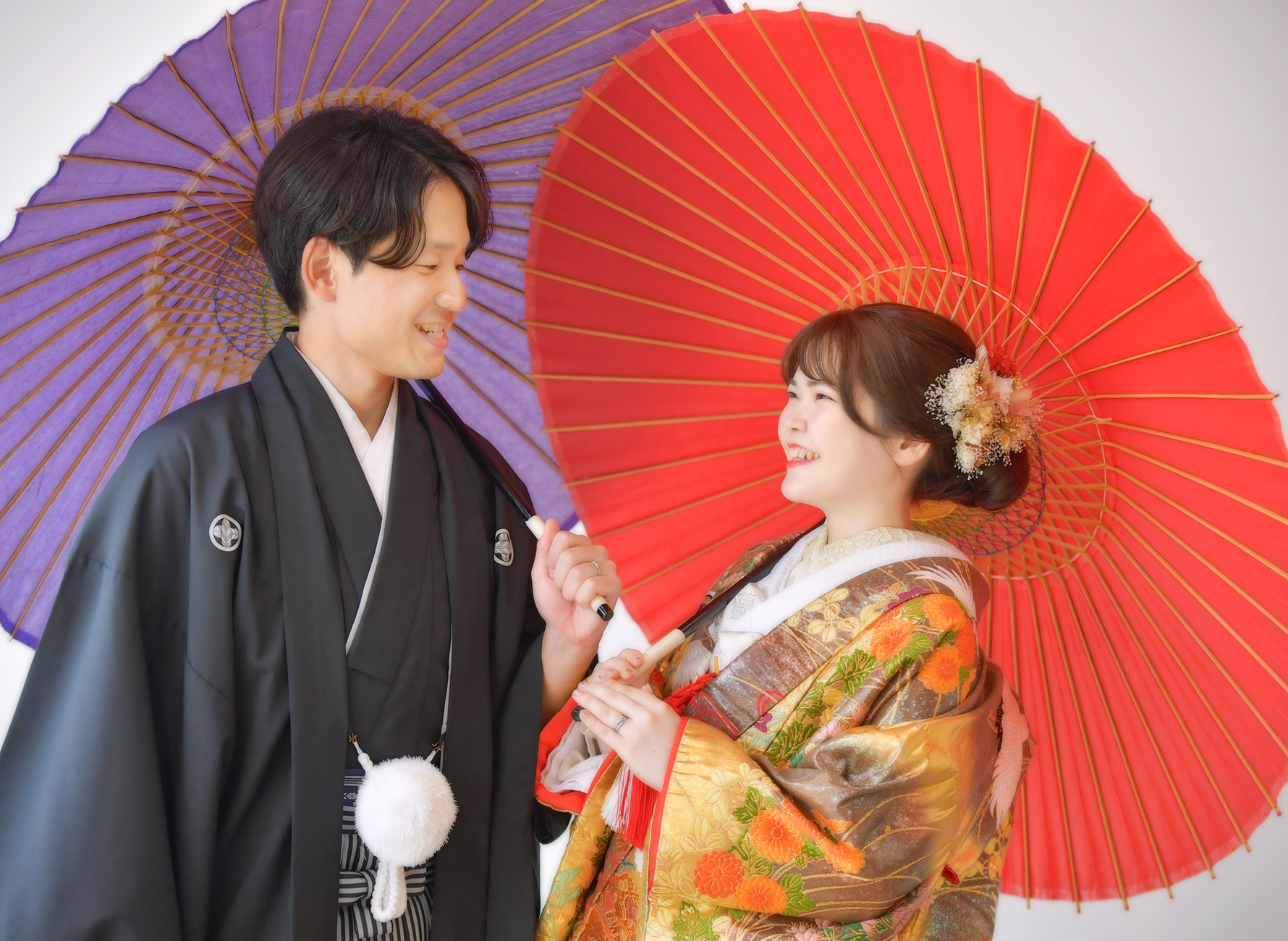 奈良市の写真館スタジオオレンジで撮影したウェディングフォト 新郎新婦 ゴールドの打掛