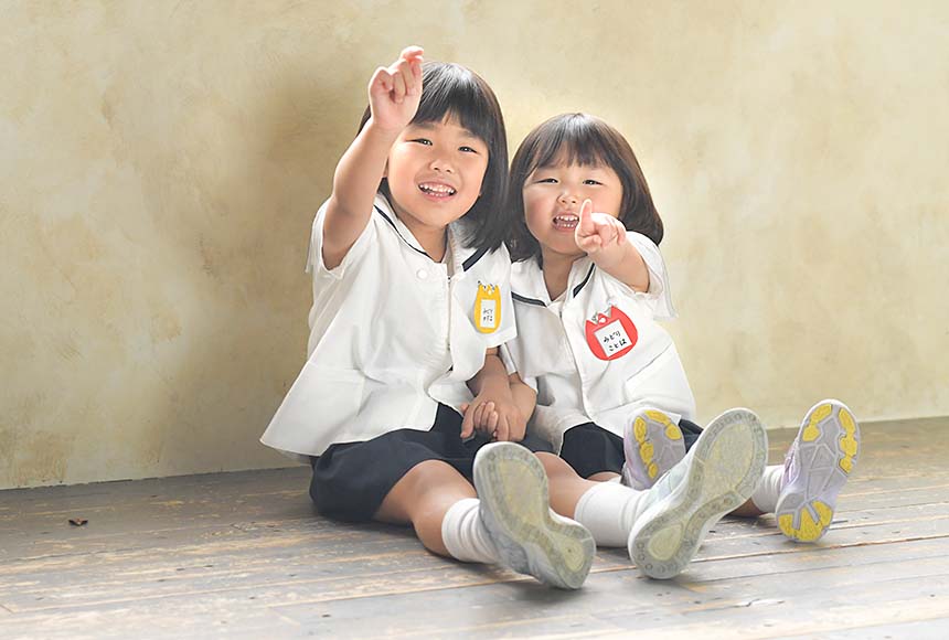 幼稚園の制服を着て座っている姉妹