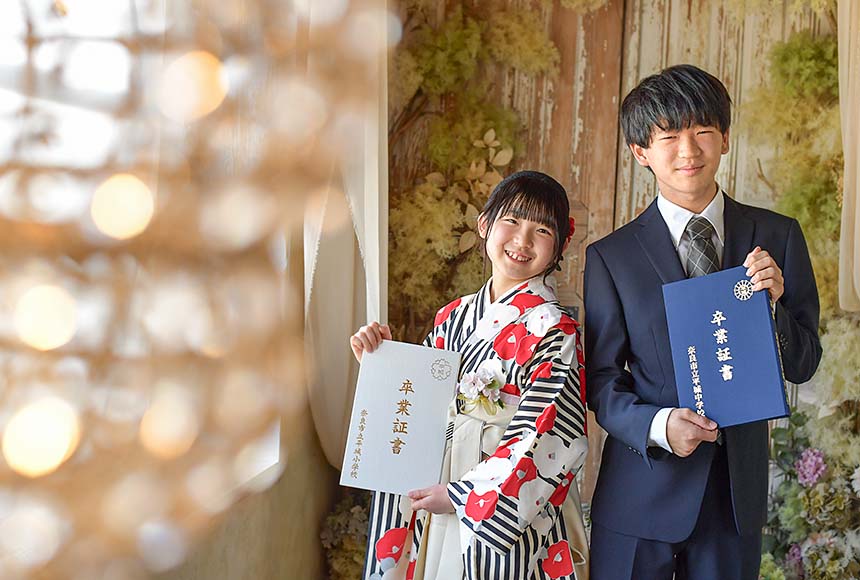 卒業袴を着た妹とブレザーを着たお兄ちゃん