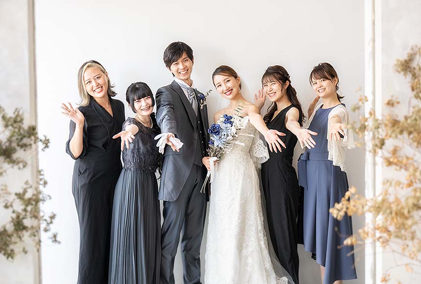 友人と写真を撮る新郎新婦