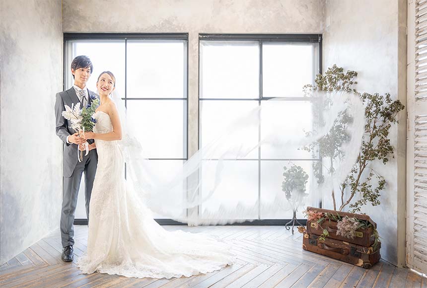 ヴェールが靡いている新郎新婦