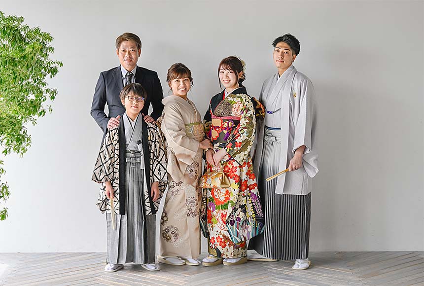 娘と息子の成人式前撮りをする家族
