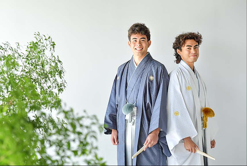 成人式の撮影で紋付袴を着た2人の男の子