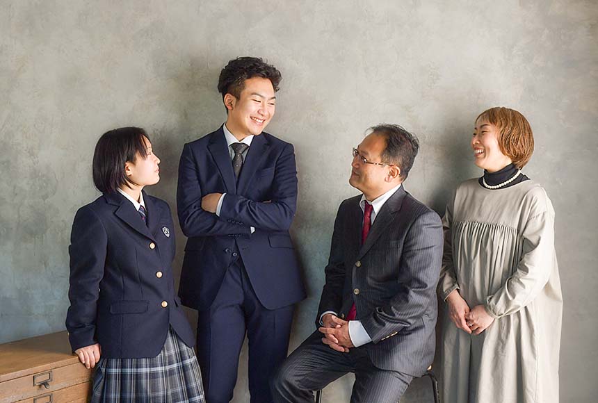 スーツで成人式前撮りをする家族