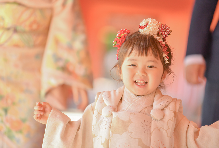春日大社で七五三撮影をする3歳女の子