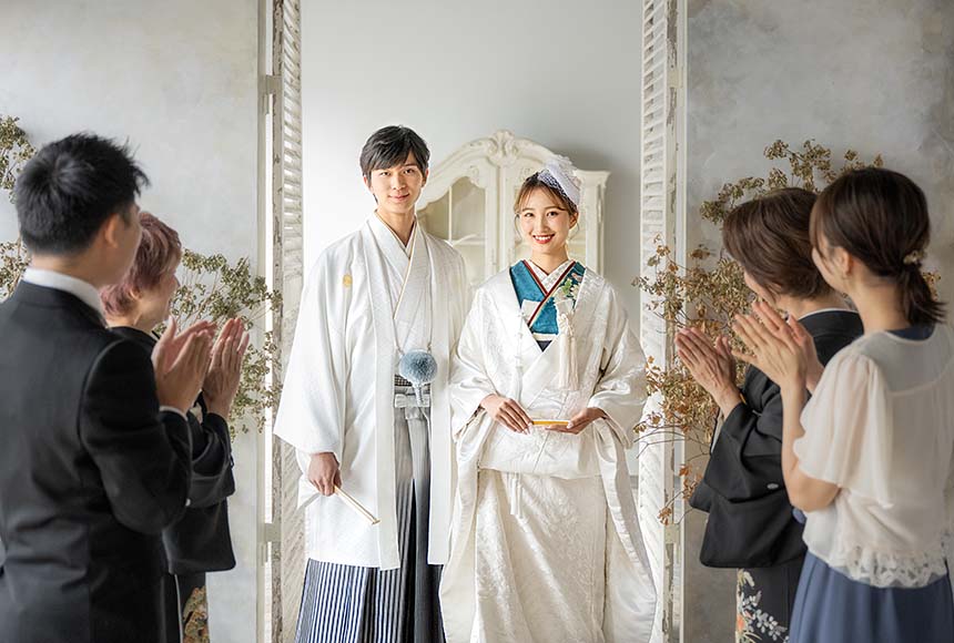 家族から拍手をもらう着物姿の新郎新婦