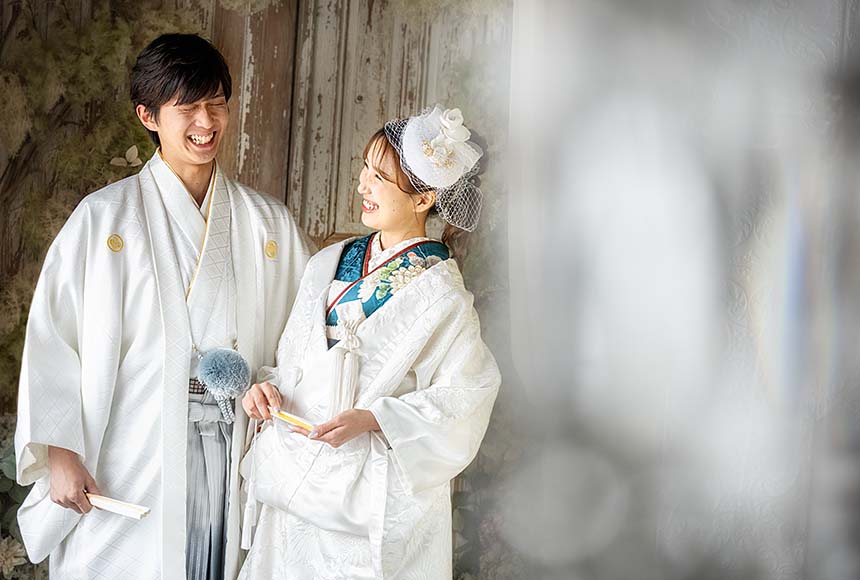 白打掛を着た新婦と白色の紋付袴を着た新郎