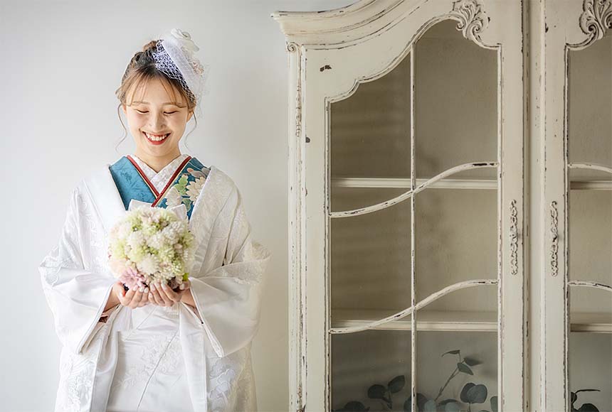 白打掛にトーク帽をつけてブーケを持った新婦