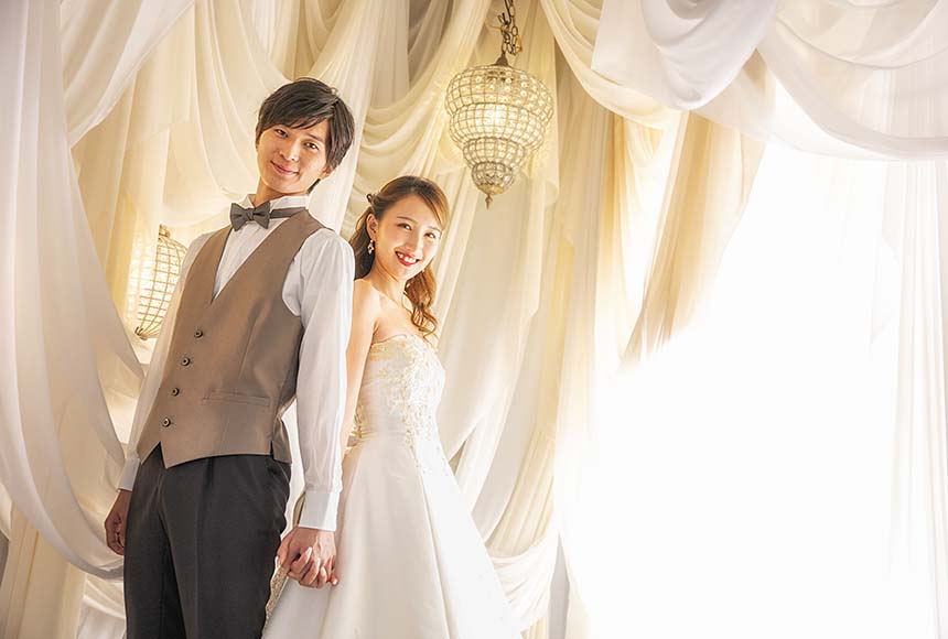 ウェディングドレスを着た新婦とタキシード姿の新郎