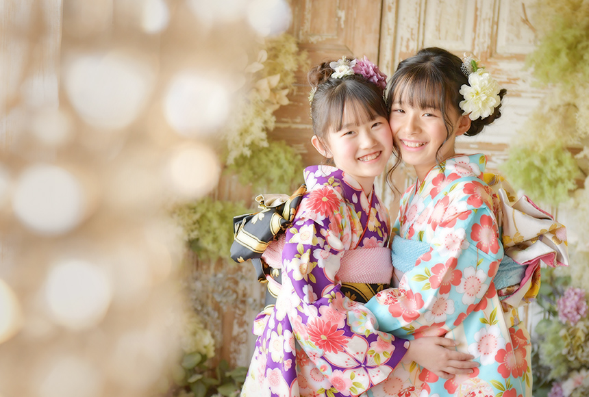 紫色と水色の着物を着た姉妹