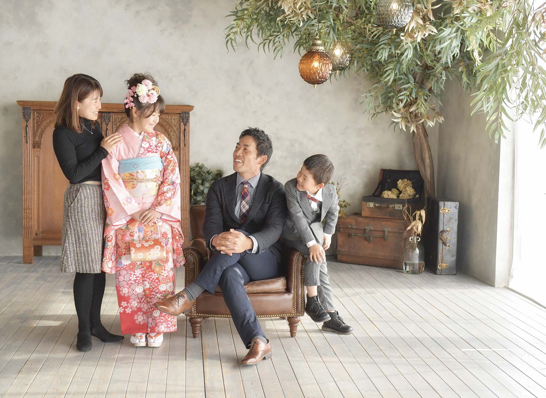 十三詣りを迎える女の子の家族写真