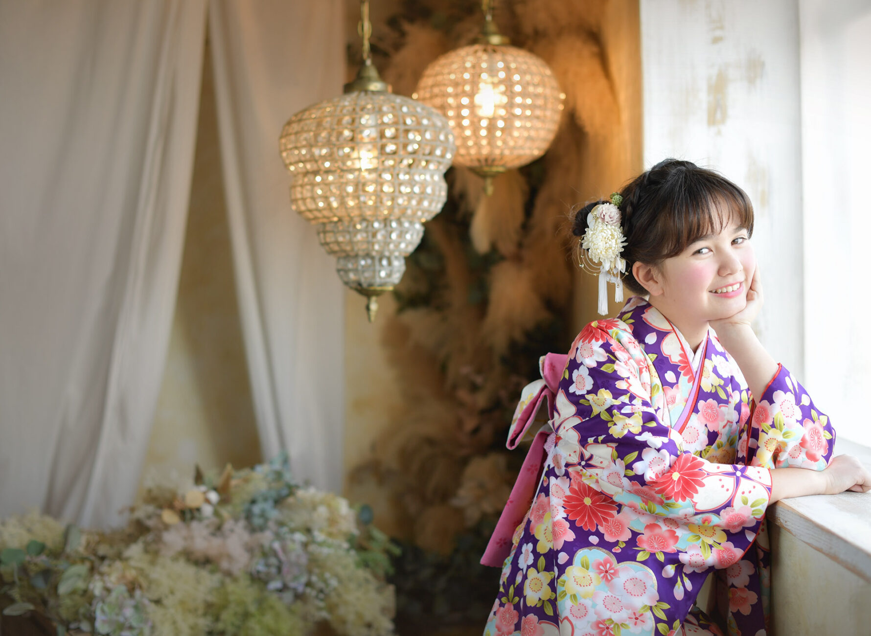 紫色の着物を着た十三詣りの女の子