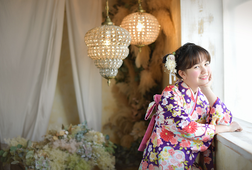 紫色の着物を着た女の子