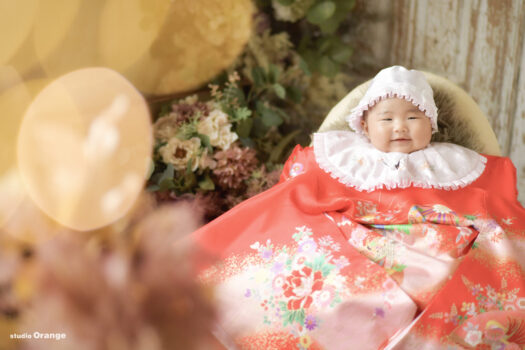 奈良市の写真館スタジオオレンジで撮影したお宮参り記念写真　3ヶ月女の子　赤い着物で撮影
